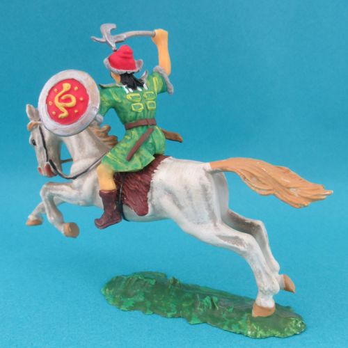 8762  Hun avec coiffe, hache et bouclier (III) sur cheval 2.